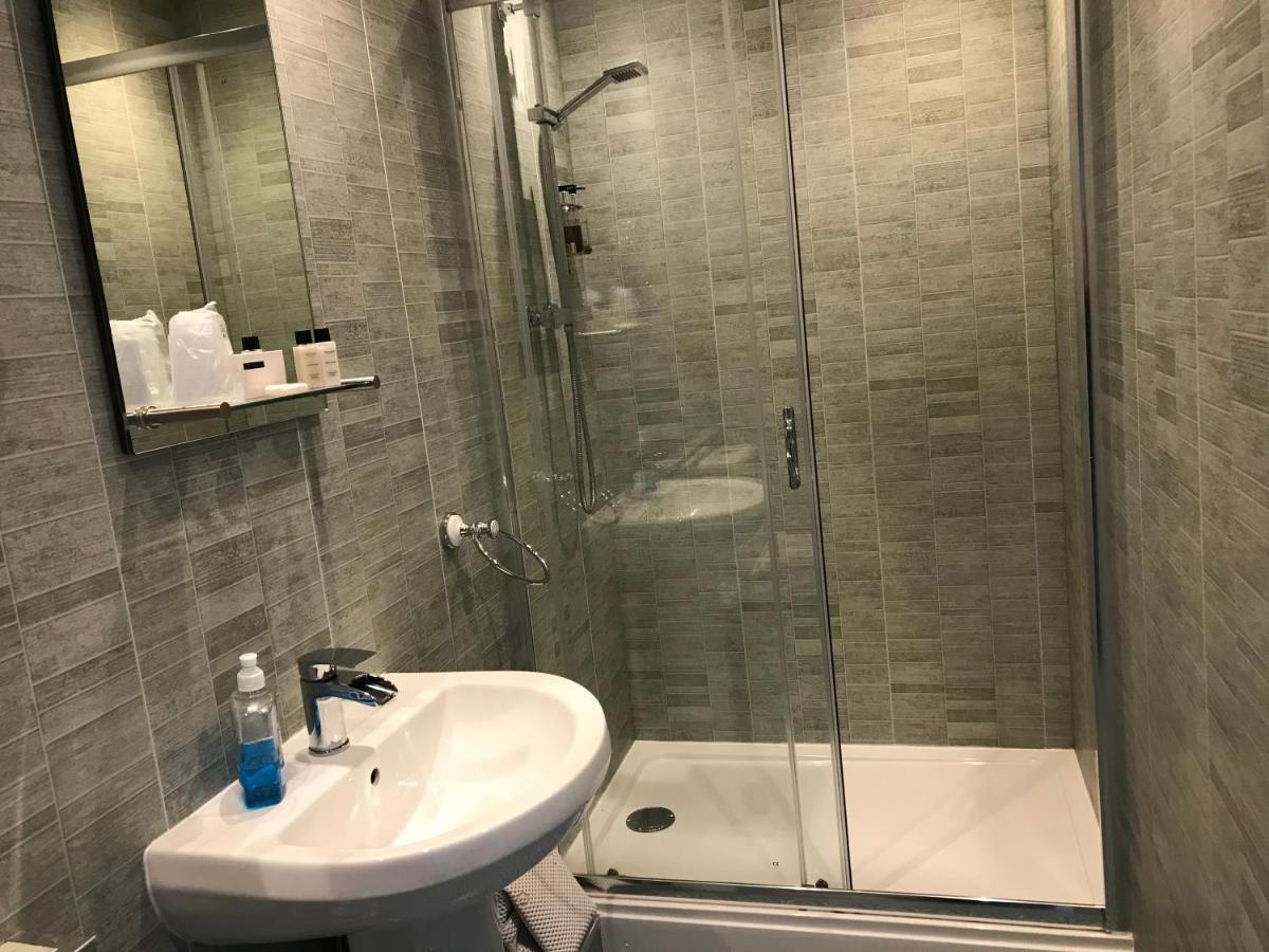 Deluxe Double Room Shower