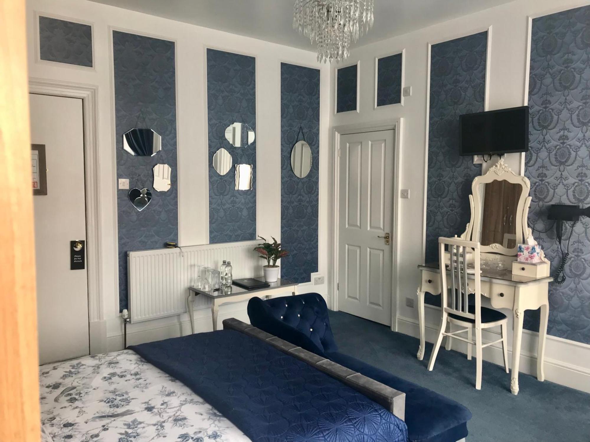 Deluxe Double Room Shower