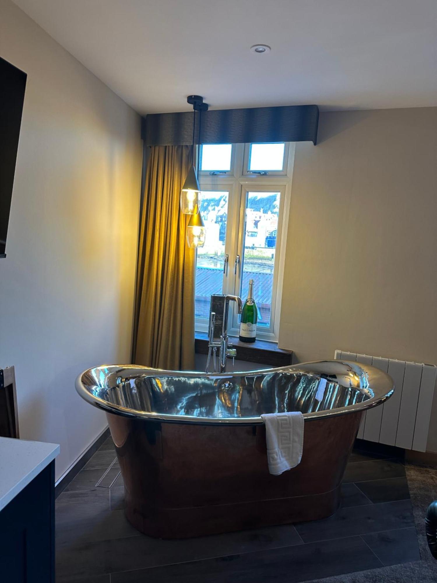 Deluxe Queen Suite