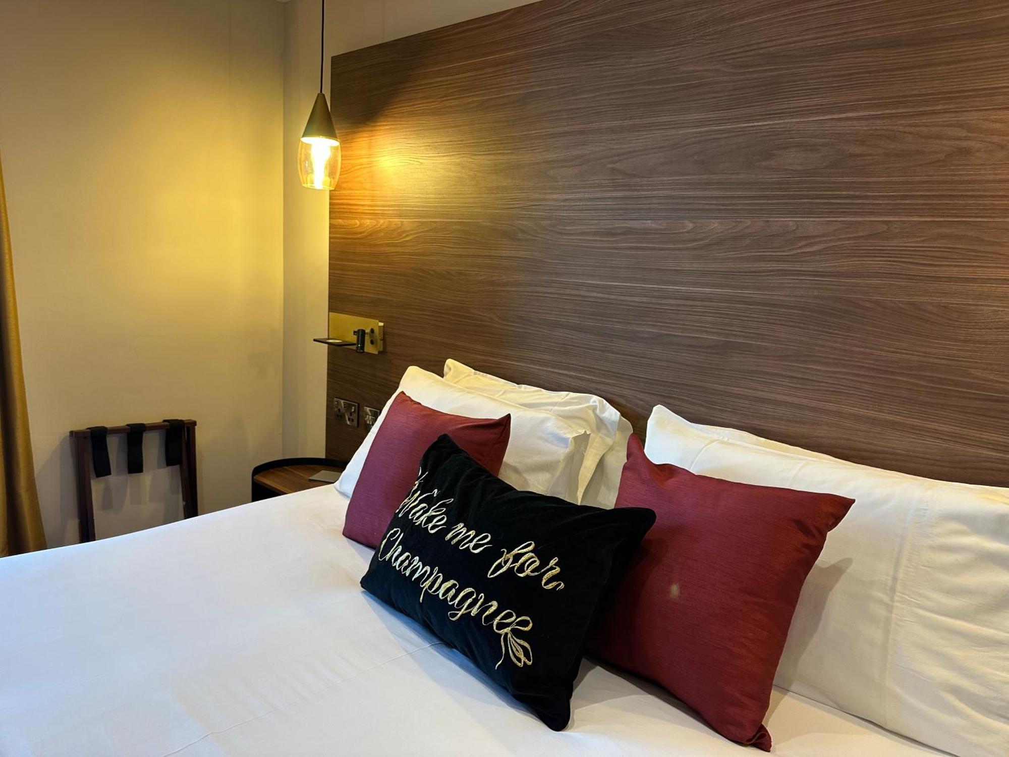 Deluxe Queen Suite