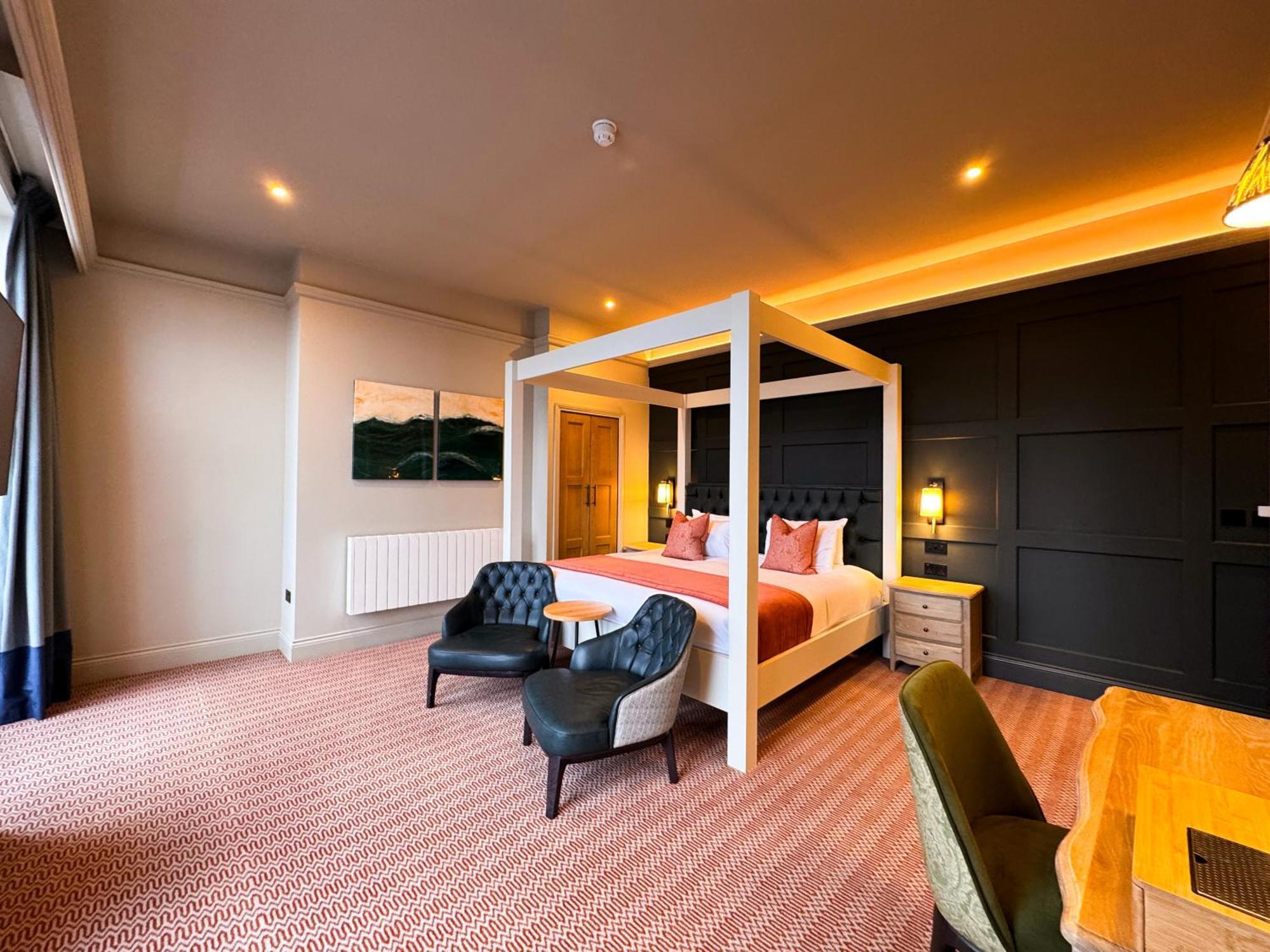 Four Poster Room