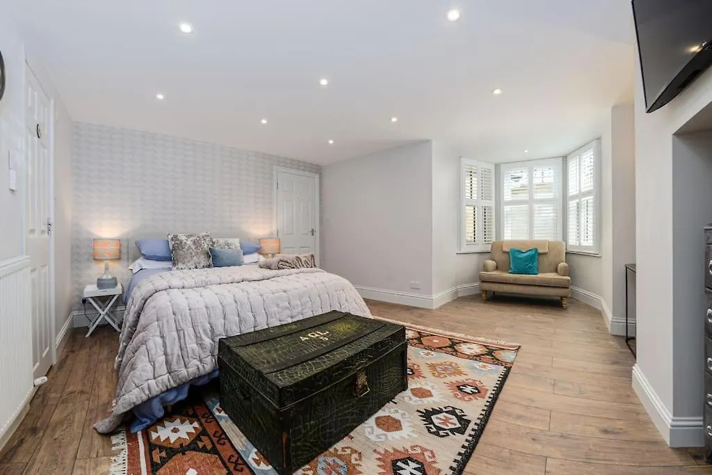 Apartment West With Free Parking-1