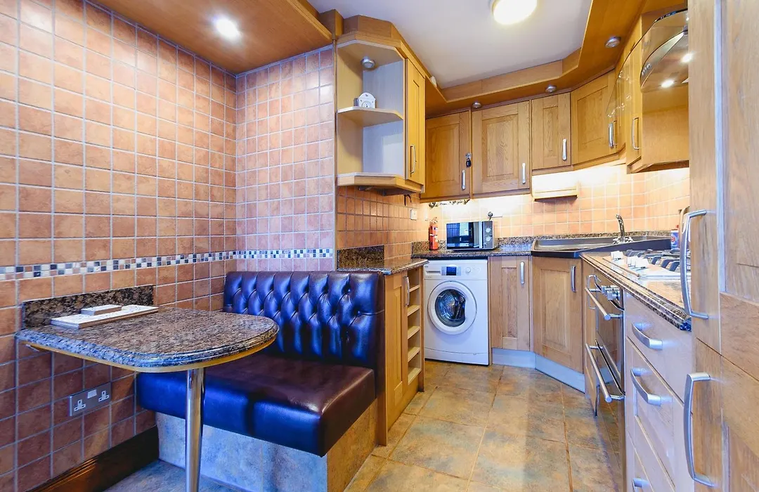 Courtyard Cottage With Free Onsite Parking, Garden, Short Flat Walk To Town-1