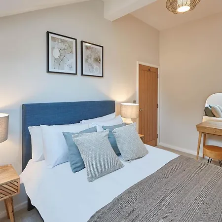 Host & Stay - Skyline Apartment-3