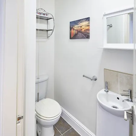 Host & Stay - The Whitby Pearl-3