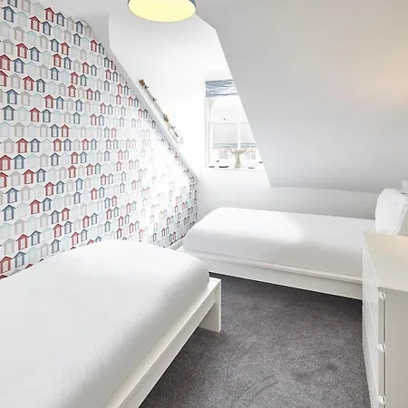 Host & Stay - The Whitby Pearl-2