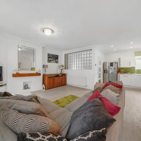 The Central Whitby Gem - 4 Bedrooms-2