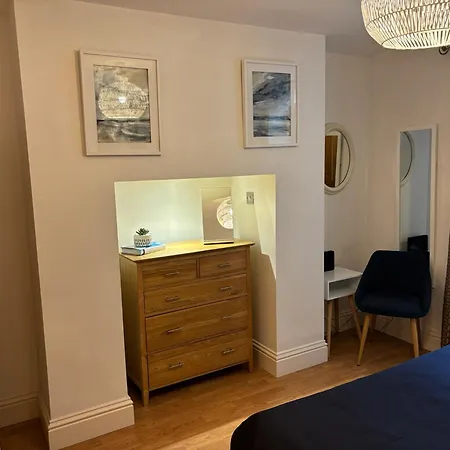 Central Whitby Ground Floor Dog Friendly Apartment Ideally Situated To Amenities Quiet Comfortable Location With Outside Space-3