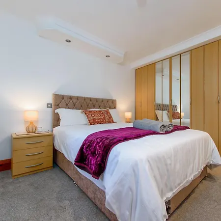 Courtyard Cottage With Free Onsite Parking, Garden, Short Flat Walk To Town-3