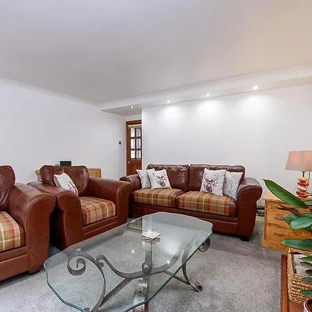 Courtyard Cottage With Free Onsite Parking, Garden, Short Flat Walk To Town-2