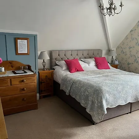Overdale Guesthouse And Free Parking-3