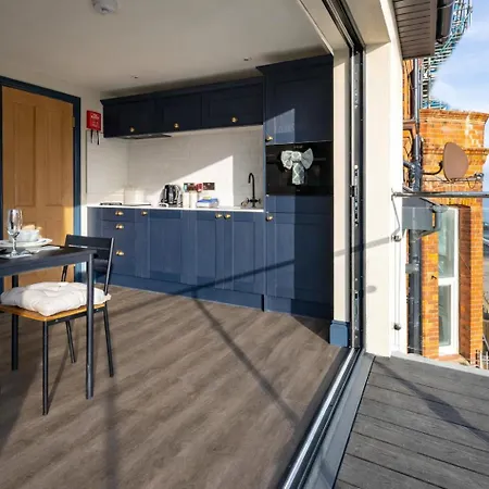 Le Mini Metro Balcony Apartment By I-Stay Whitby-3