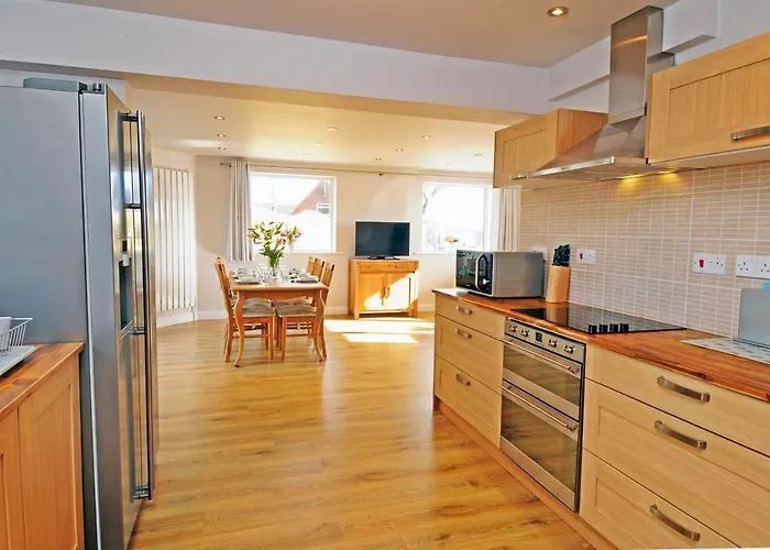 Whitby Spacious Rugby Field Cottage With Off-Street Parking And Ev Fast Point For Electric Cars