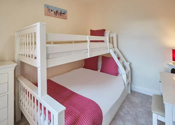 Host & Stay - Church Square Eskape Whitby