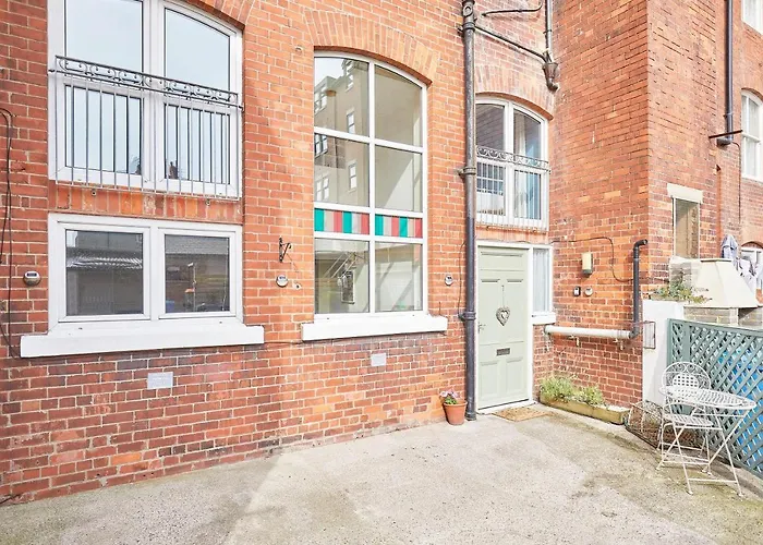 Mary Lyth - Whitby West Cliff With Parking Apartment