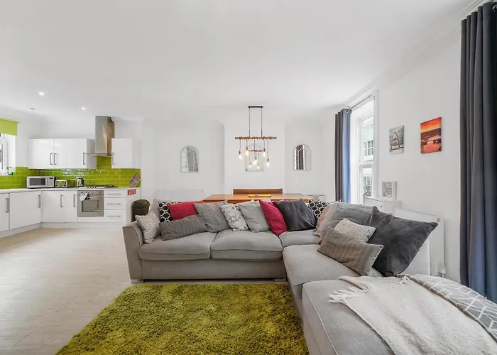 The Central Whitby Gem - 4 Bedrooms