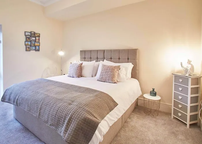 Host & Stay - The Funky Robin Whitby