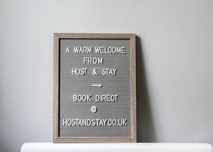 Host & Stay - The Funky Robin Whitby