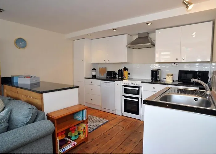 Mary Lyth - Whitby West Cliff With Parking Apartment