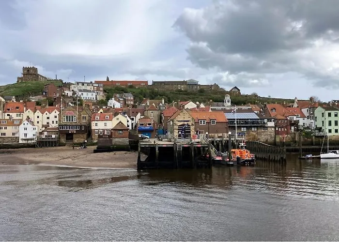 Mary Lyth - Whitby West Cliff With Parking Apartment