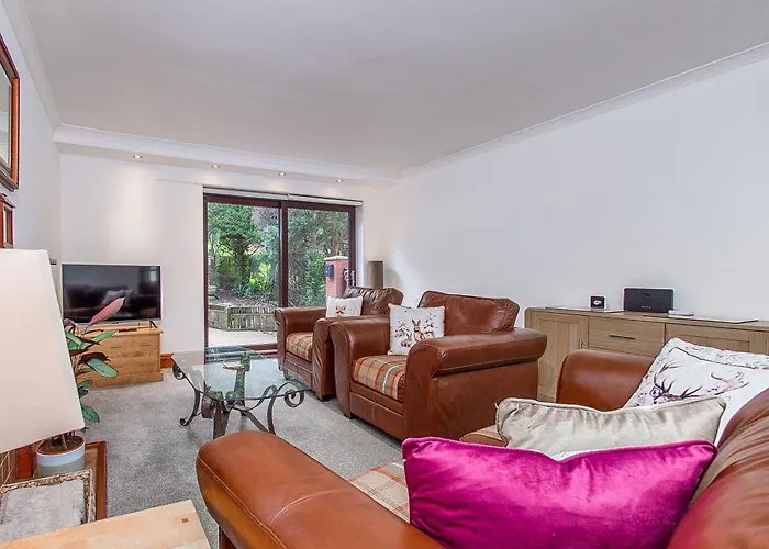 Courtyard Cottage With Free Onsite Parking, Garden, Short Flat Walk To Town Whitby