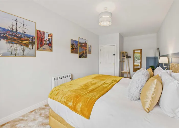 Host & Stay - Starboard Bow Whitby