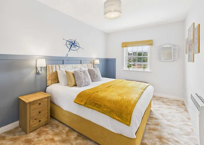 Host & Stay - Starboard Bow Whitby