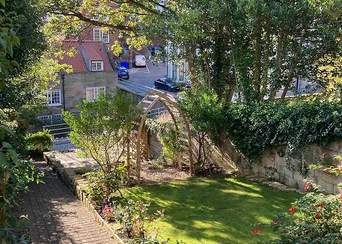 Georgian Townhouse - Garden Oasis Whitby Apartment