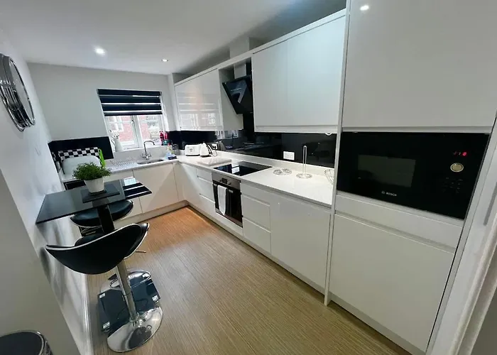 Majestic, Modern & Spacious Harbour-View Apartment With Parking Whitby