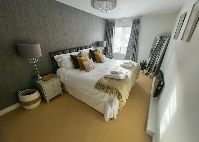 Majestic, Modern & Spacious Harbour-View Apartment With Parking Whitby