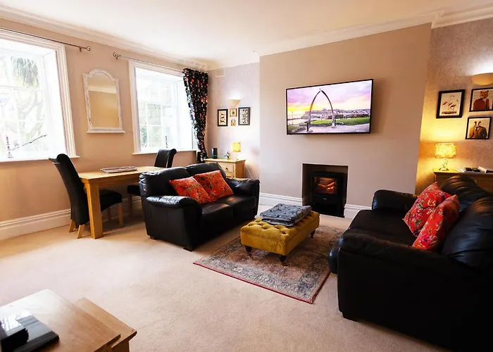 Georgian Townhouse - Garden Oasis Whitby Apartment